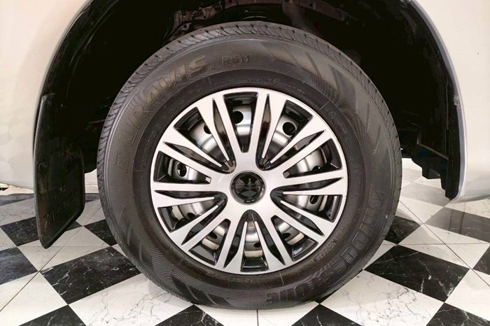 REVO 2WD 2020 2.4 ENTRY MT STANDARD SILVER  4922 full