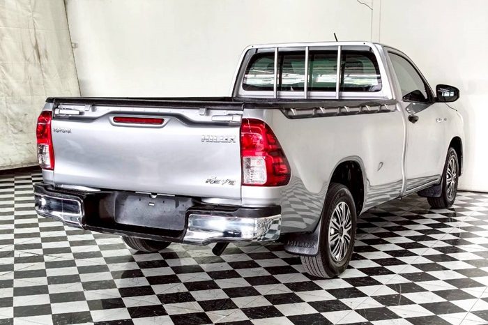 REVO 2WD 2020 2.4 ENTRY MT STANDARD SILVER  4922 full