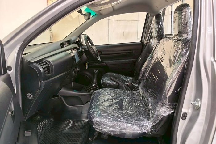 REVO 2WD 2020 2.4 ENTRY MT STANDARD SILVER  4922 full