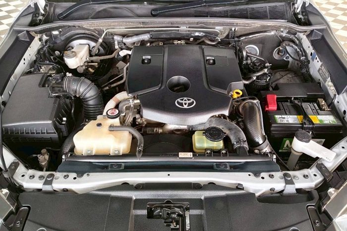 REVO 2WD 2020 2.4 ENTRY MT STANDARD SILVER  4922 full