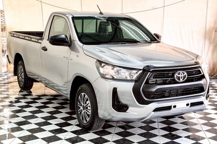 REVO 2WD 2020 2.4 ENTRY MT STANDARD SILVER  4922 full