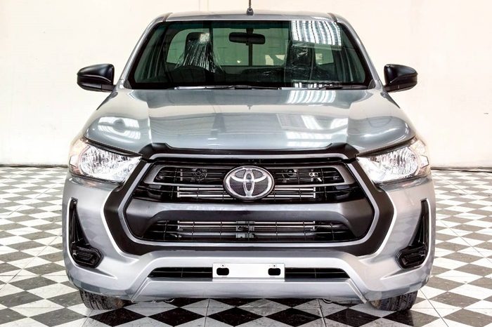 REVO 2WD 2020 2.4 ENTRY MT STANDARD SILVER  4922 full