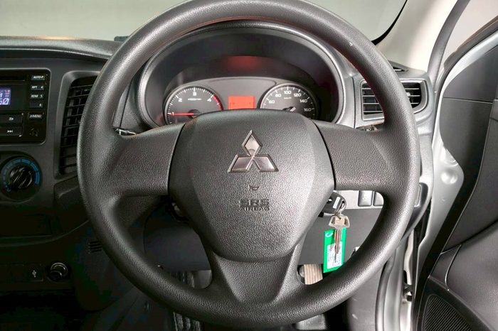 MITSUBISHI 4WD 2021 2.4 MT SINGLE CAB SILVER  5479 full