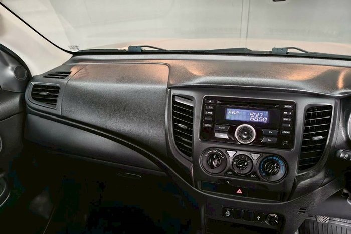 MITSUBISHI 4WD 2021 2.4 MT SINGLE CAB SILVER  5479 full