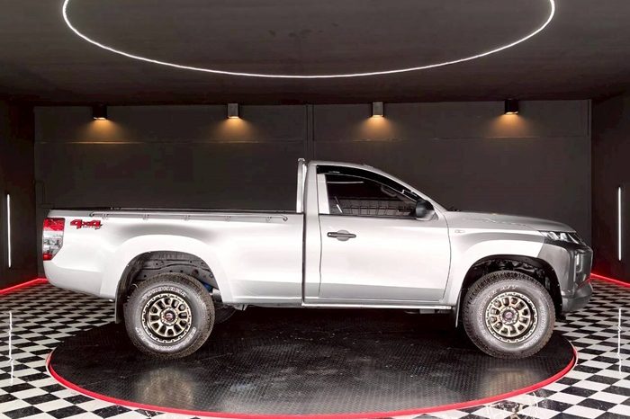 MITSUBISHI 4WD 2021 2.4 MT SINGLE CAB SILVER  5479 full