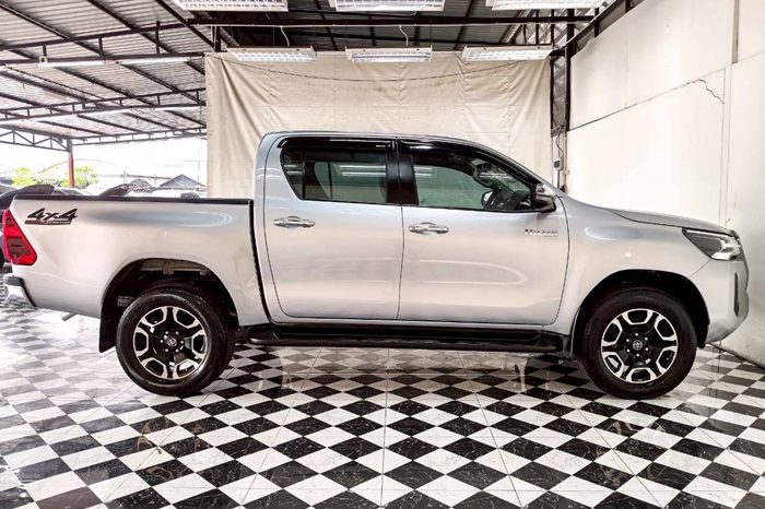 REVO 4WD 2021 2.4 MID MT DOUBLE CAB SILVER  6065 full