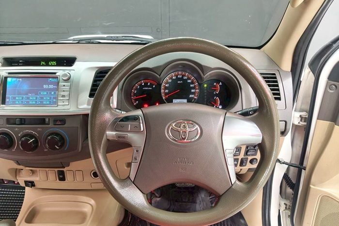 VIGO PRE 2012 3.0G AT DOUBLE CAB WHITE  8583 full