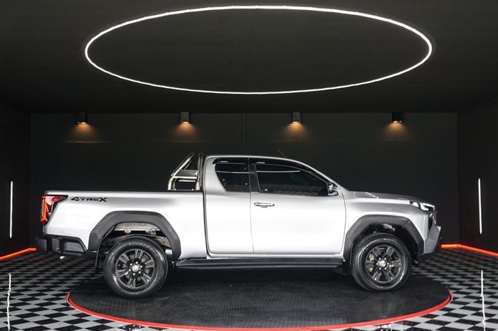 REVO 4WD 2021 2.4 MID MT SMART CAB SILVER  4250 full