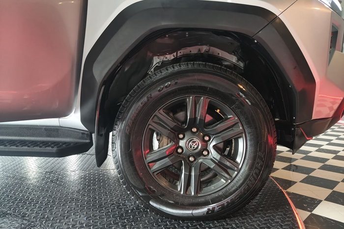 REVO 4WD 2021 2.4 MID MT SMART CAB SILVER  4250 full