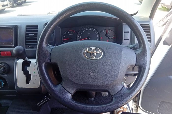TOYOTA 2WD 2019 3.0 AT COMMUTER WHITE  4110 full