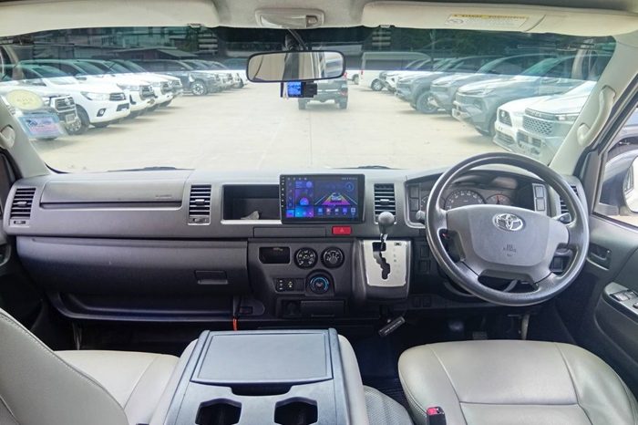 TOYOTA 2WD 2019 3.0 AT COMMUTER WHITE  944 full