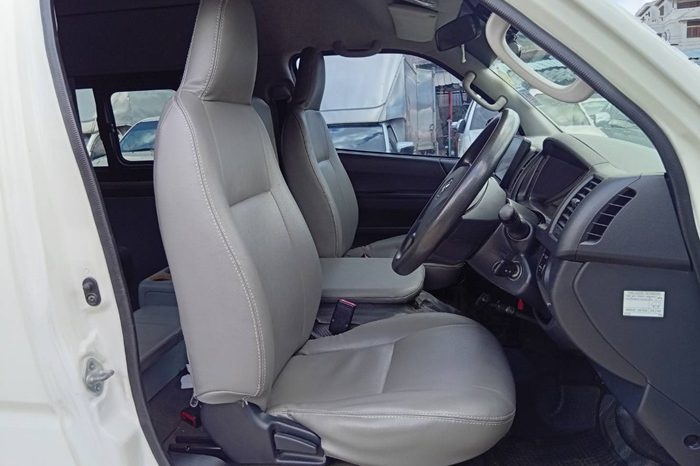 TOYOTA 2WD 2019 3.0 AT COMMUTER WHITE  944 full