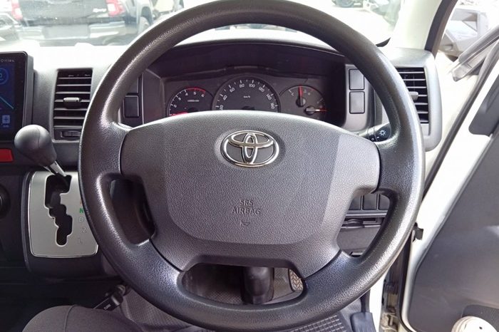 TOYOTA 2WD 2019 3.0 AT COMMUTER WHITE  944 full