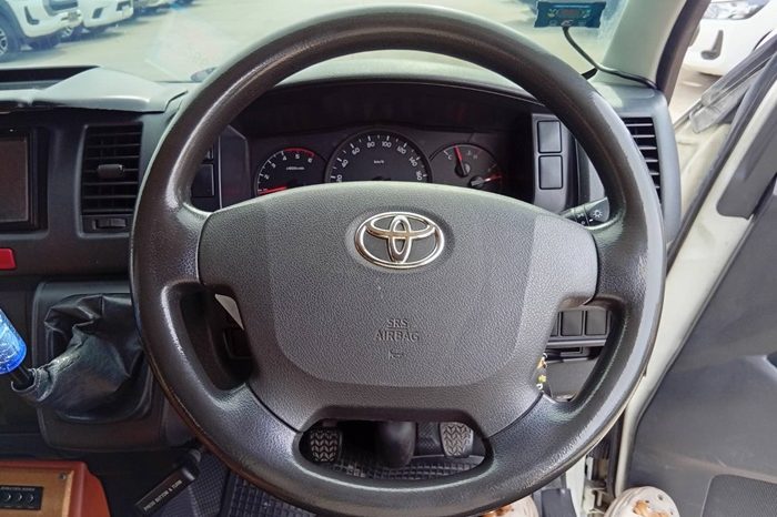 TOYOTA 2WD 2019 3.0 MT COMMUTER WHITE  8637 full