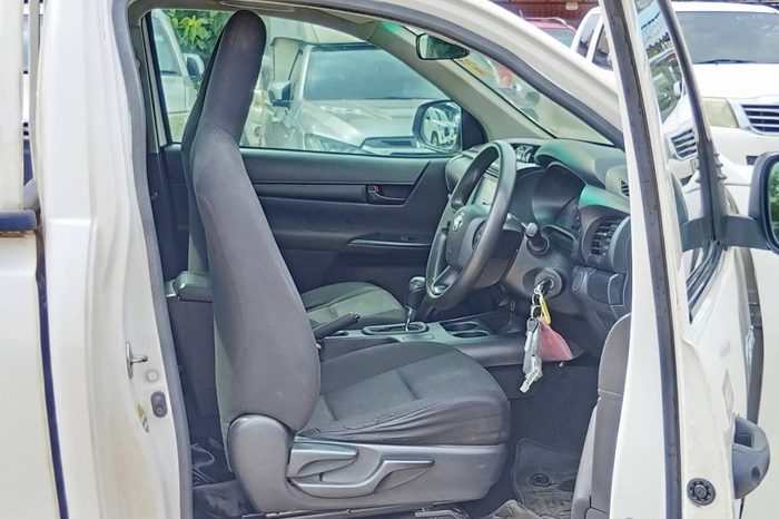 REVO 2WD 2020 2.4 ENTRY AT STANDARD WHITE 5262 full