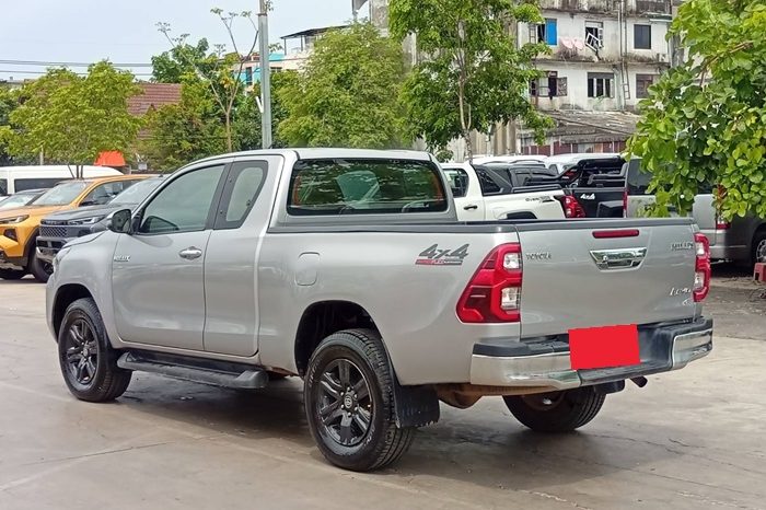 REVO 4WD 2021 2.4 MID MT SMART CAB SILVER  6274 full