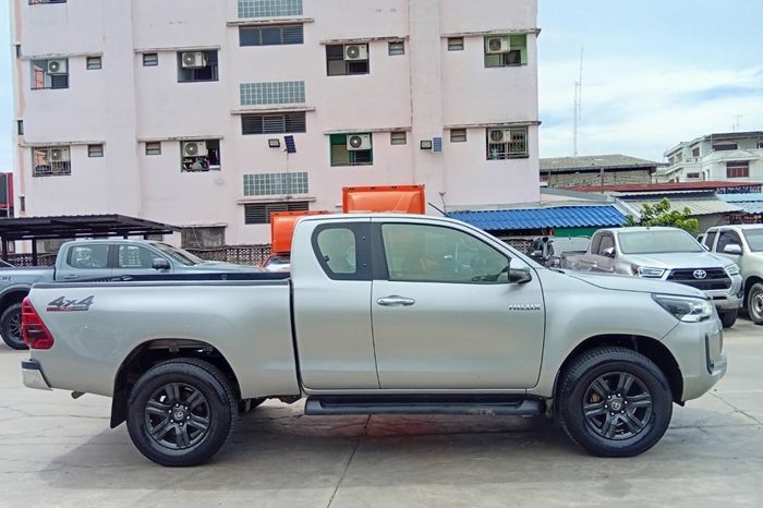 REVO 4WD 2021 2.4 MID MT SMART CAB SILVER  6274 full