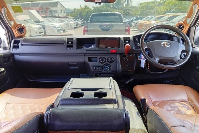 TOYOTA 2WD 2018 3.0 AT COMMUTER SILVER  1632 full