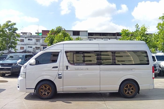 TOYOTA 2WD 2018 3.0 AT COMMUTER SILVER  1632 full