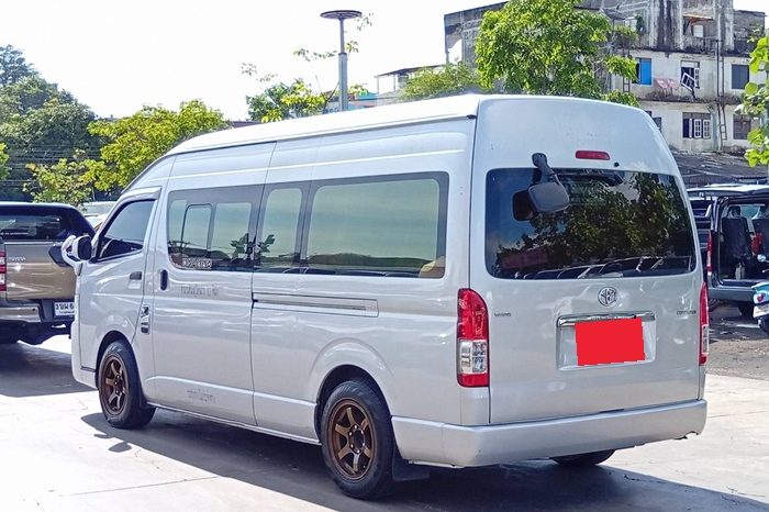 TOYOTA 2WD 2018 3.0 AT COMMUTER SILVER  1632 full