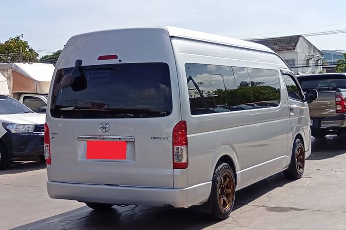 TOYOTA 2WD 2018 3.0 AT COMMUTER SILVER  1632 full