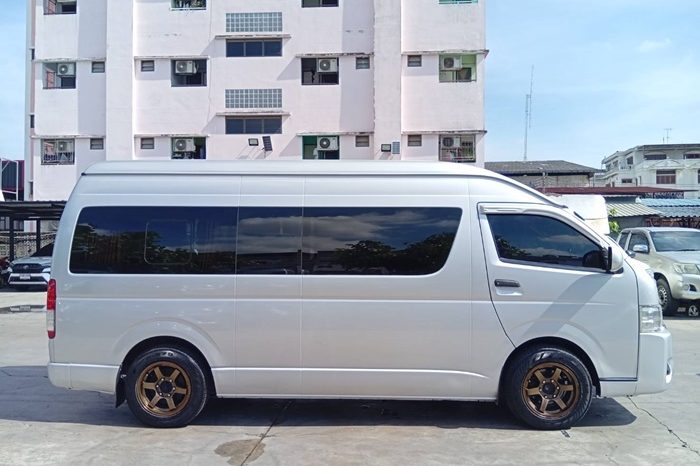 TOYOTA 2WD 2018 3.0 AT COMMUTER SILVER  1632 full
