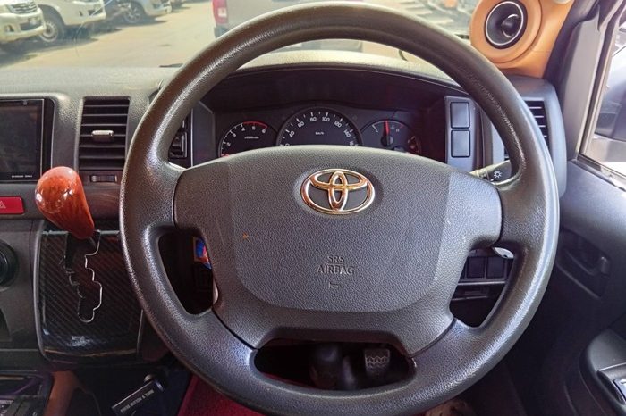 TOYOTA 2WD 2018 3.0 AT COMMUTER SILVER  1632 full