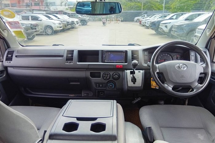 TOYOTA 2WD 2018 3.0 AT COMMUTER WHITE  3920 full