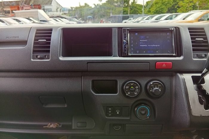 TOYOTA 2WD 2018 3.0 AT COMMUTER WHITE  3920 full