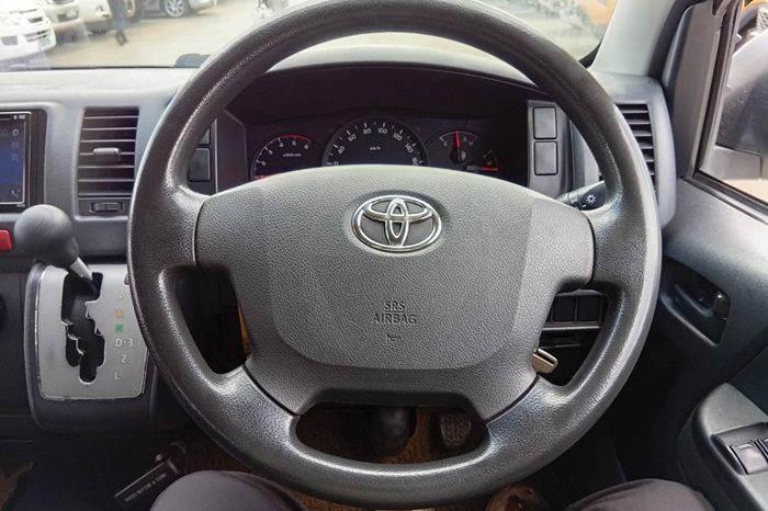 TOYOTA 2WD 2018 3.0 AT COMMUTER WHITE  3920 full