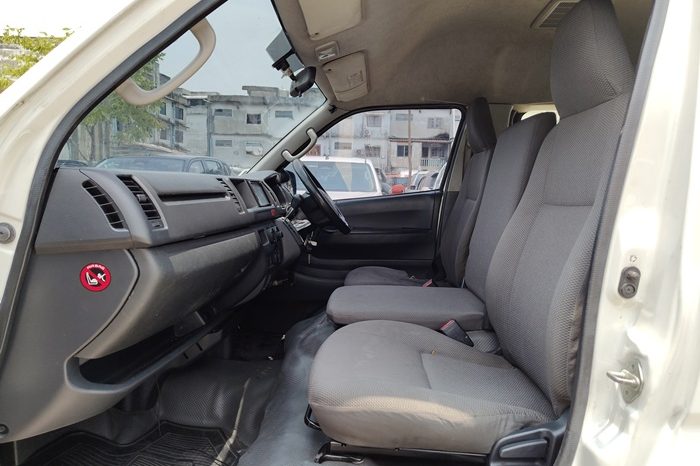 TOYOTA 2WD 2019 3.0 AT COMMUTER WHITE  3183 full