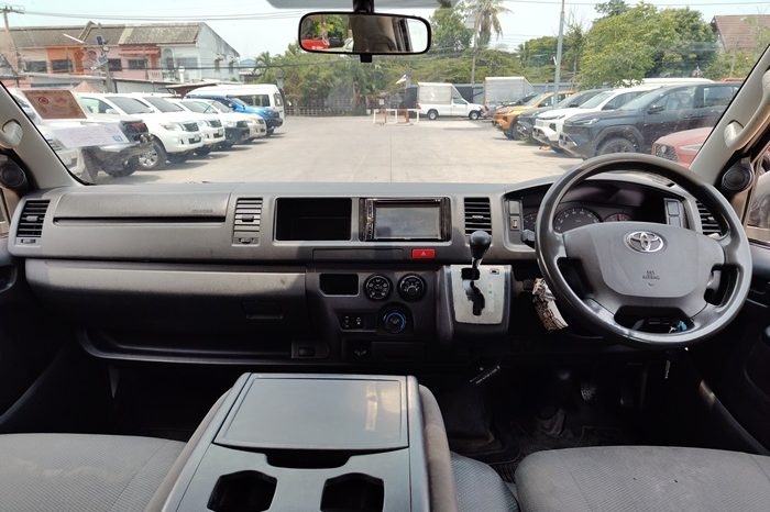 TOYOTA 2WD 2019 3.0 AT COMMUTER WHITE  3183 full