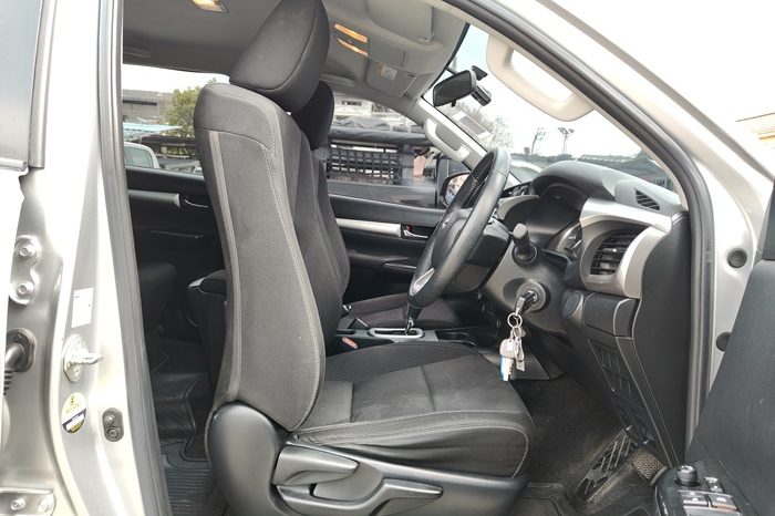REVO PRE 2021 2.4 MID AT DOUBLE CAB SILVER  5033 full