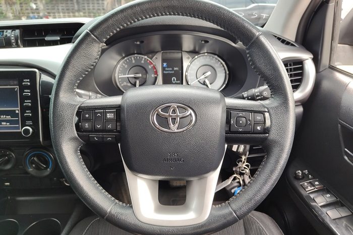 REVO PRE 2021 2.4 MID AT DOUBLE CAB SILVER  5033 full
