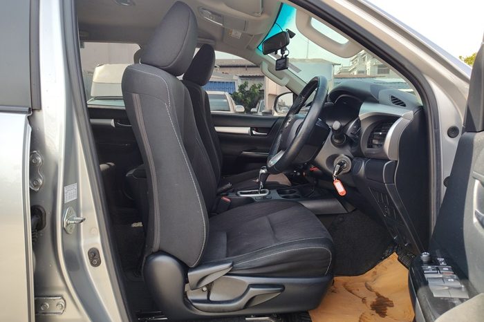 REVO PRE 2020 2.4E AT DOUBLE CAB SILVER  9061 full