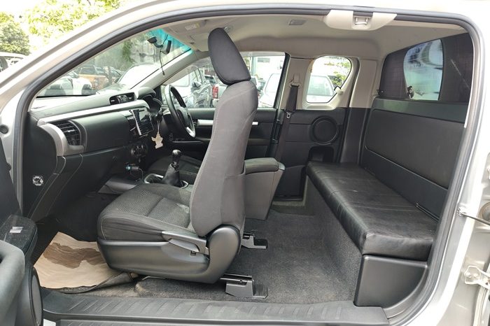 REVO 2WD 2020 2.4E MT SMART CAB SILVER  9735 full