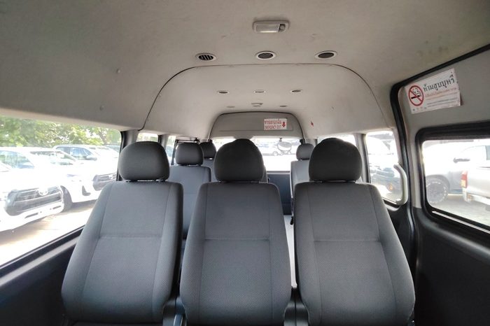 TOYOTA 2WD 2019 3.0 MT COMMUTER SILVER  3128 full