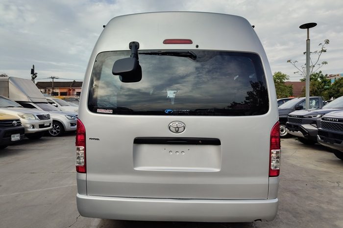 TOYOTA 2WD 2019 3.0 MT COMMUTER SILVER  3128 full