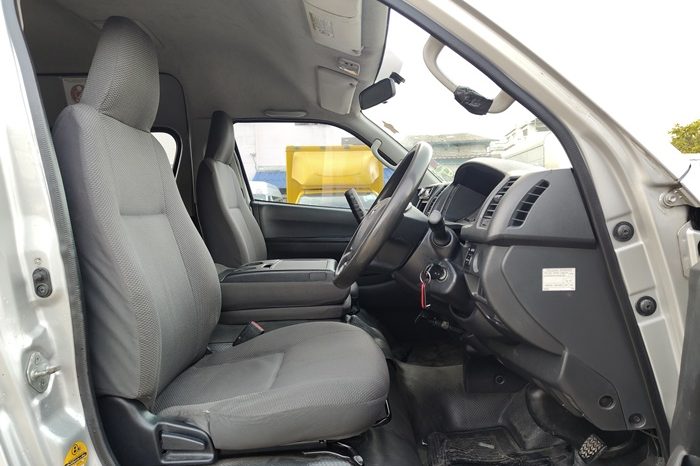 TOYOTA 2WD 2019 3.0 MT COMMUTER SILVER  3128 full