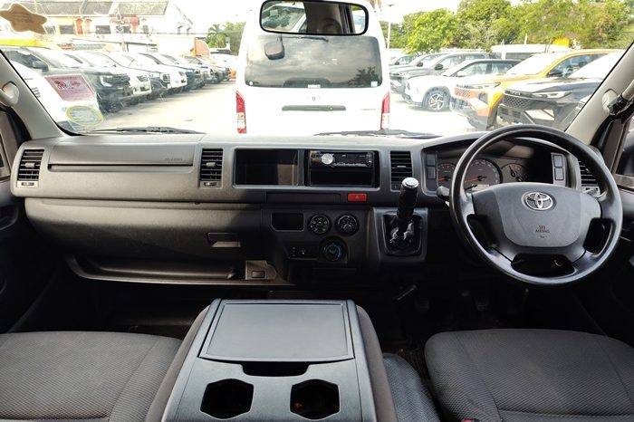 TOYOTA 2WD 2019 3.0 MT COMMUTER SILVER  3128 full