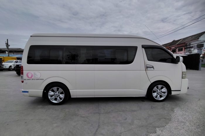 TOYOTA 2WD 2017 3.0 MT COMMUTER WHITE  2052 full