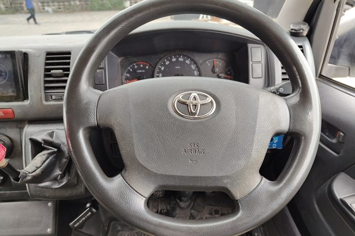 TOYOTA 2WD 2017 3.0 MT COMMUTER WHITE  2052 full