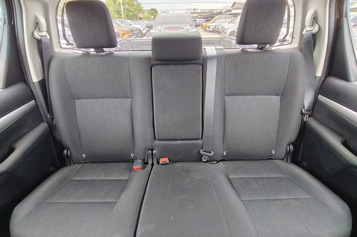 REVO 4WD 2020 2.4 MID MT DOUBLE CAB SILVER  5400 full