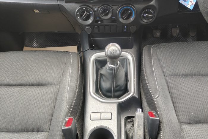 REVO 4WD 2020 2.4 MID MT DOUBLE CAB SILVER  5400 full