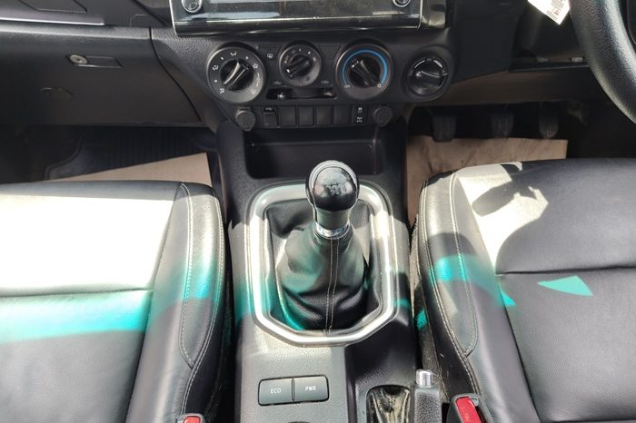 REVO 4WD 2022 2.4 MID MT DOUBLE CAB WHITE  4438 full