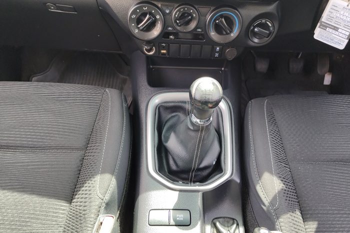 REVO 4WD 2021 2.4 MID MT SMART CAB SILVER  4250 full