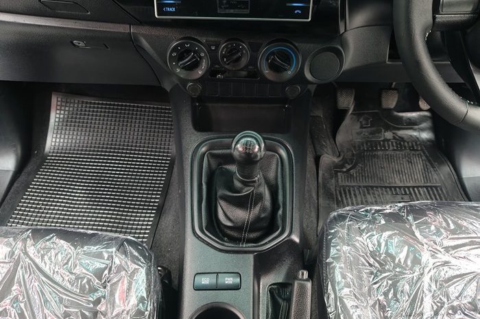 REVO 2WD 2018 2.4J MT SMART CAB SILVER  1144 full
