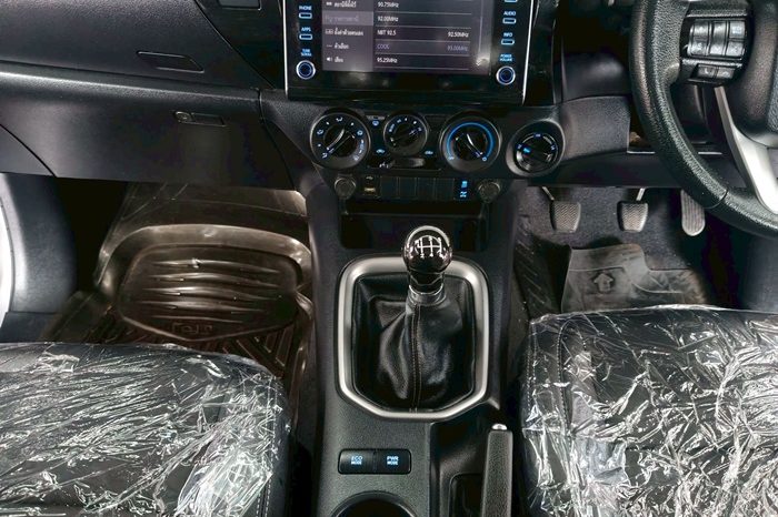 REVO 4WD 2020 2.4 MID MT SMART CAB SILVER  2607 full