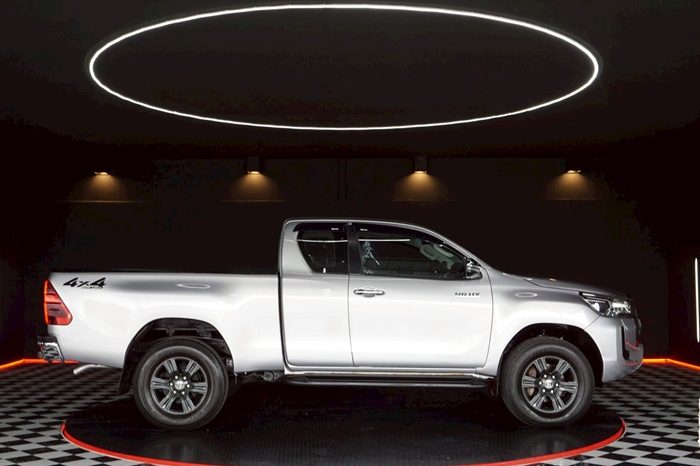 REVO 4WD 2020 2.4 MID MT SMART CAB SILVER  2607 full