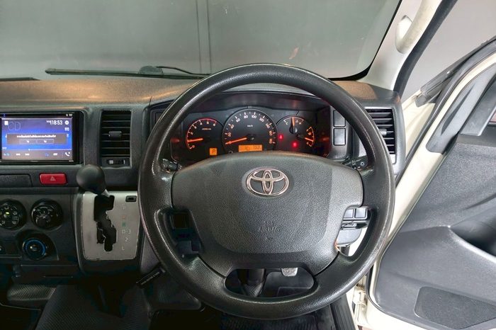TOYOTA 2WD 2018 3.0 AT COMMUTER WHITE  3920 full